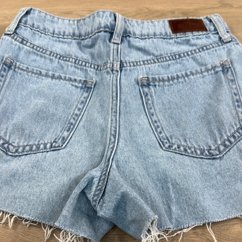 Hollister Women’s Ultra High Rise Distressed Mom Shorts Light Wash Size 5 - Picture 8 of 9
